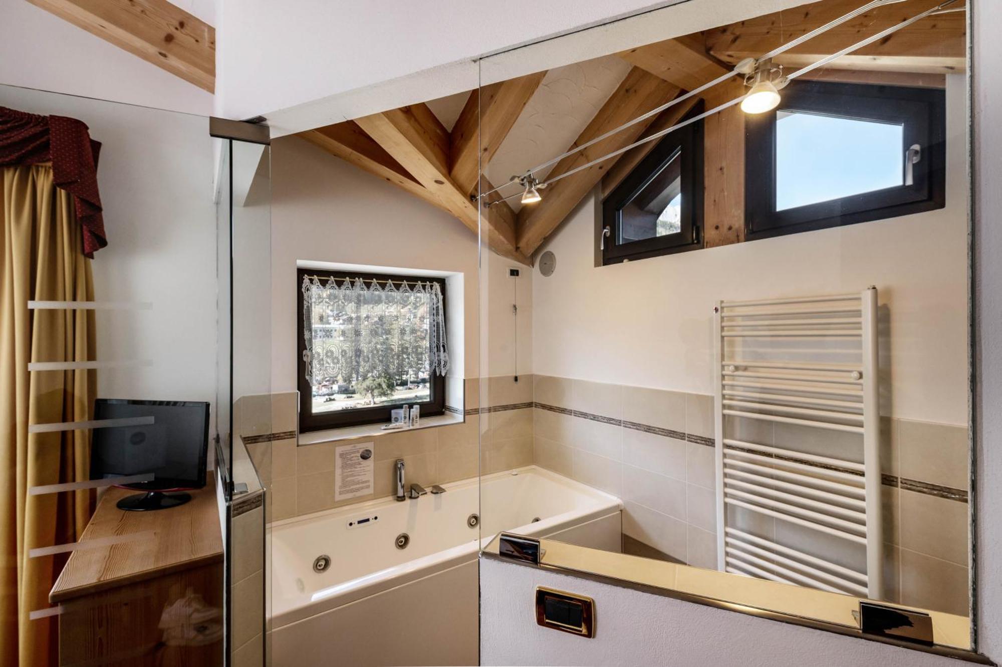 Hotel Terme Antico Bagno Pozza di Fassa Phòng bức ảnh